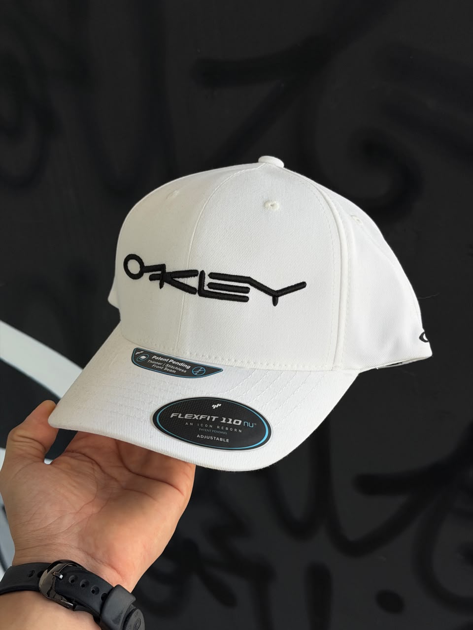 Gorra Oakley — Blanco — Letras negras