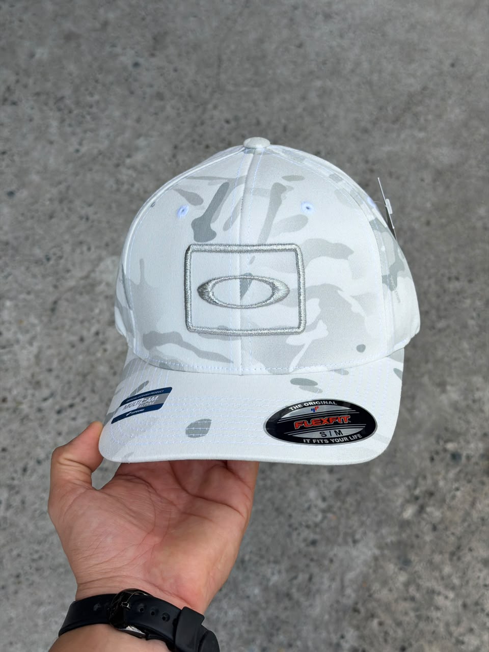 Gorra Oakley — Camuflado blanco / Gris — Parche