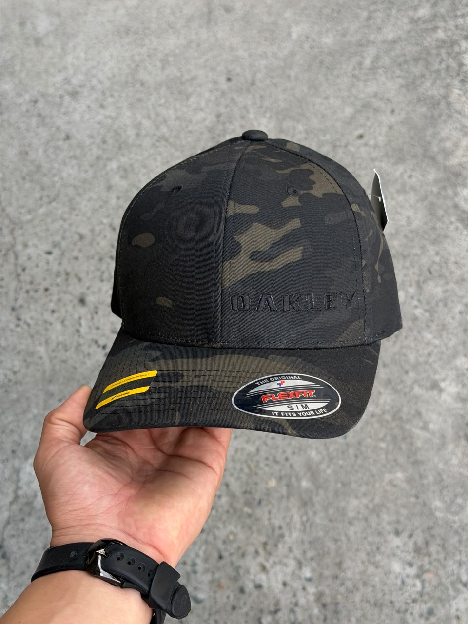 Gorra Oakley — Camuflado oscuro — Letras negras