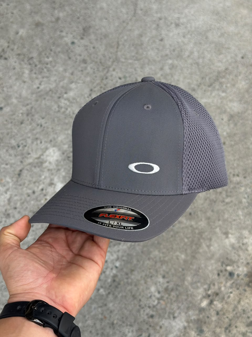 Gorra Oakley — Gris — Óvalo blanco