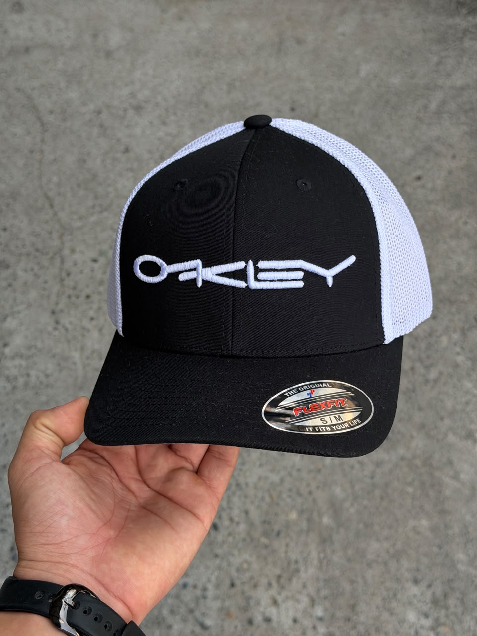Gorra Oakley — Negro / Blanco — Letras blancas
