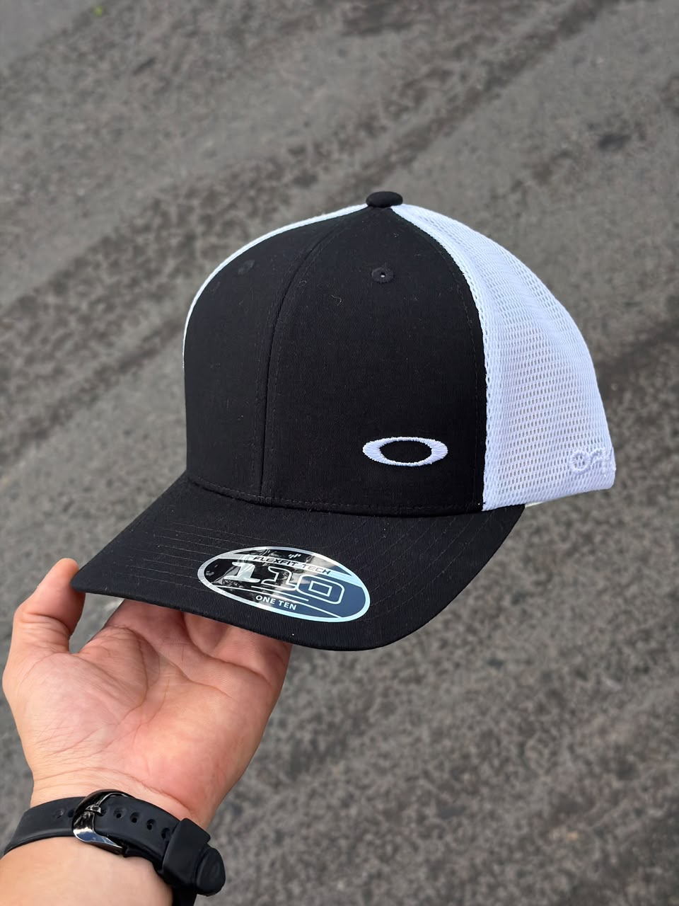 Gorra Oakley — Negro / Blanco — Óvalo pequeño