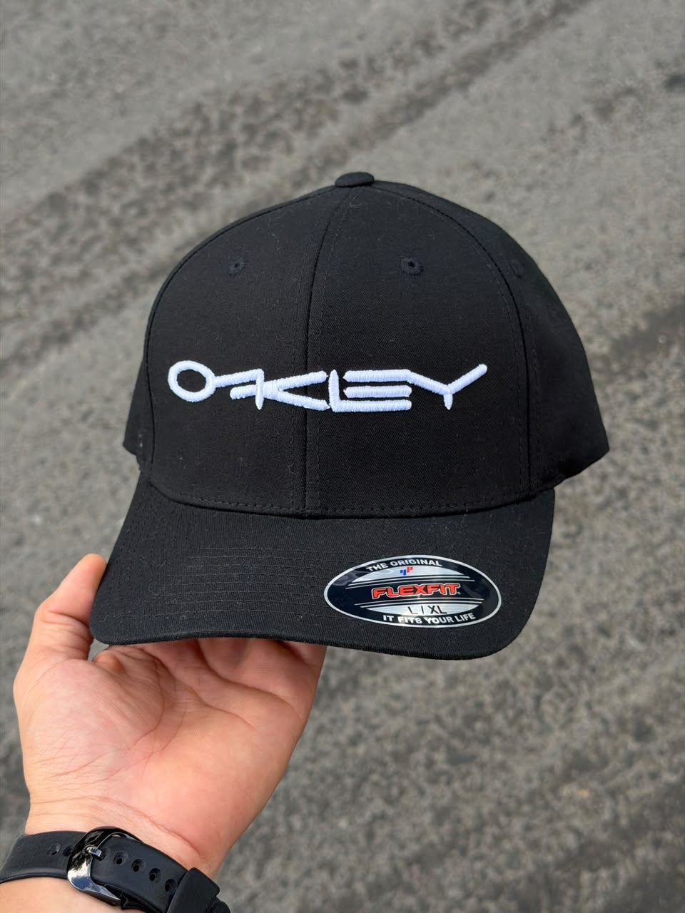 Gorra Oakley — Negro — Letras blancas