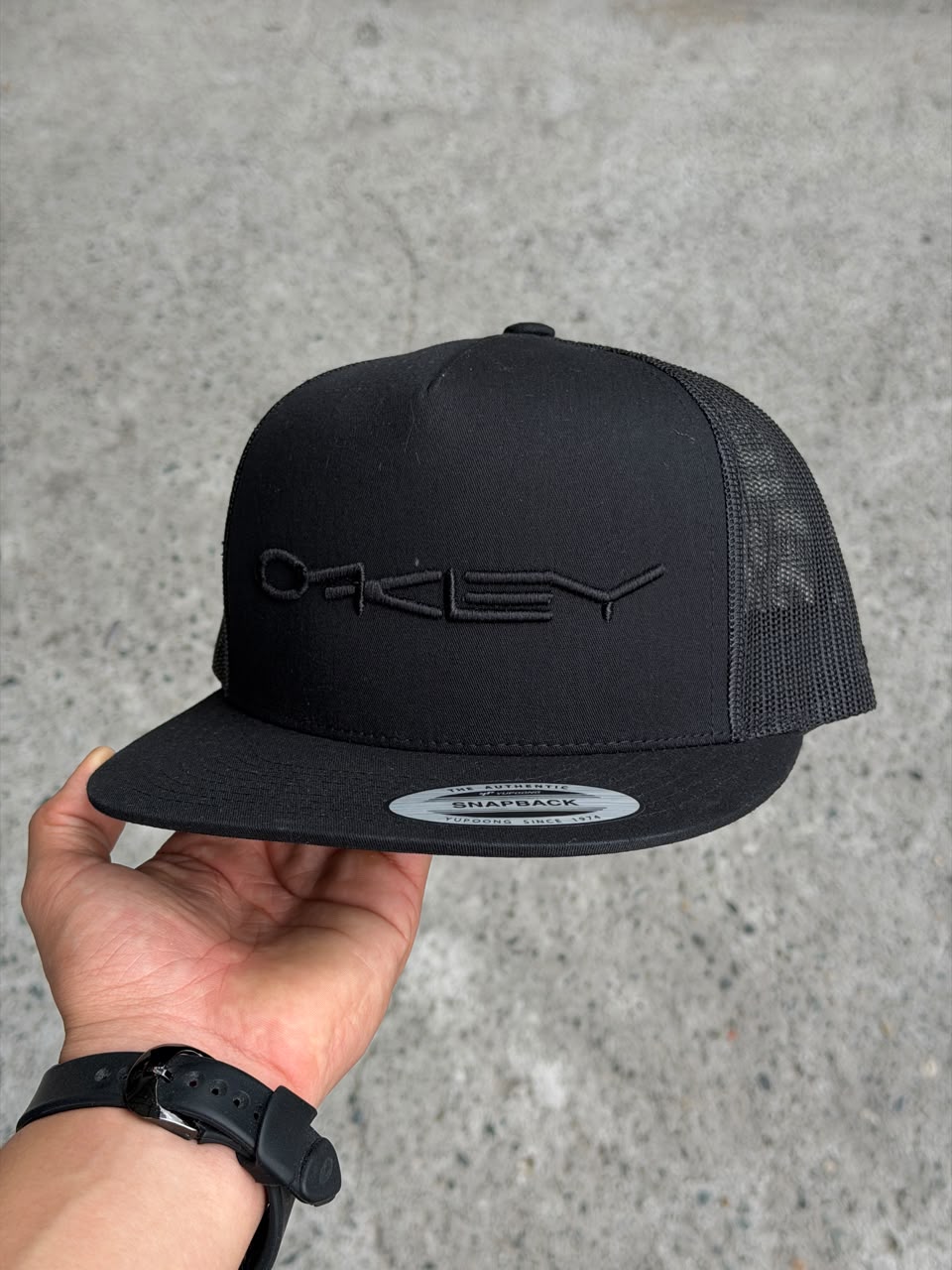 Gorra Oakley — Negro — Letras negras con malla