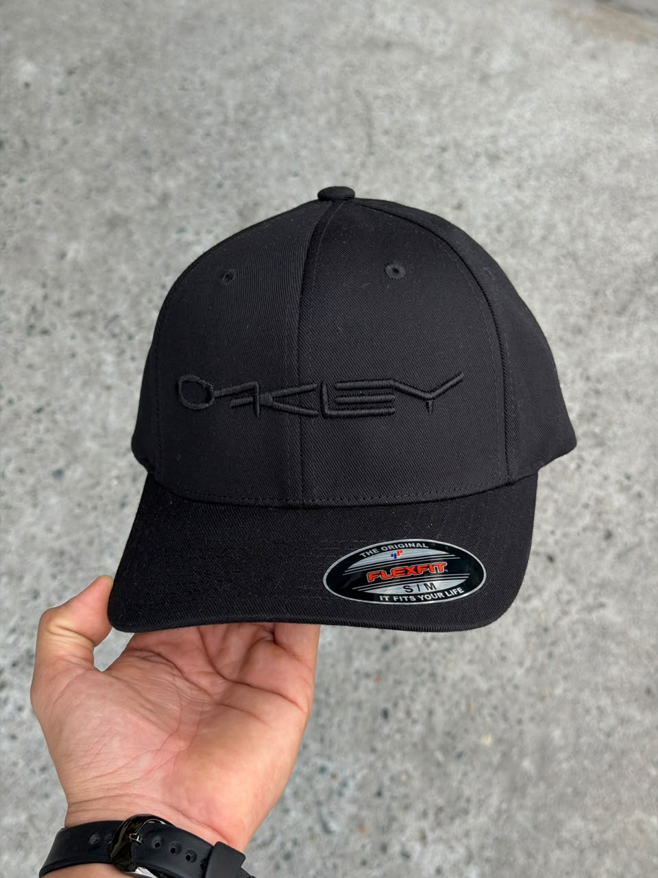 Gorra Oakley — Negro — Letras negras