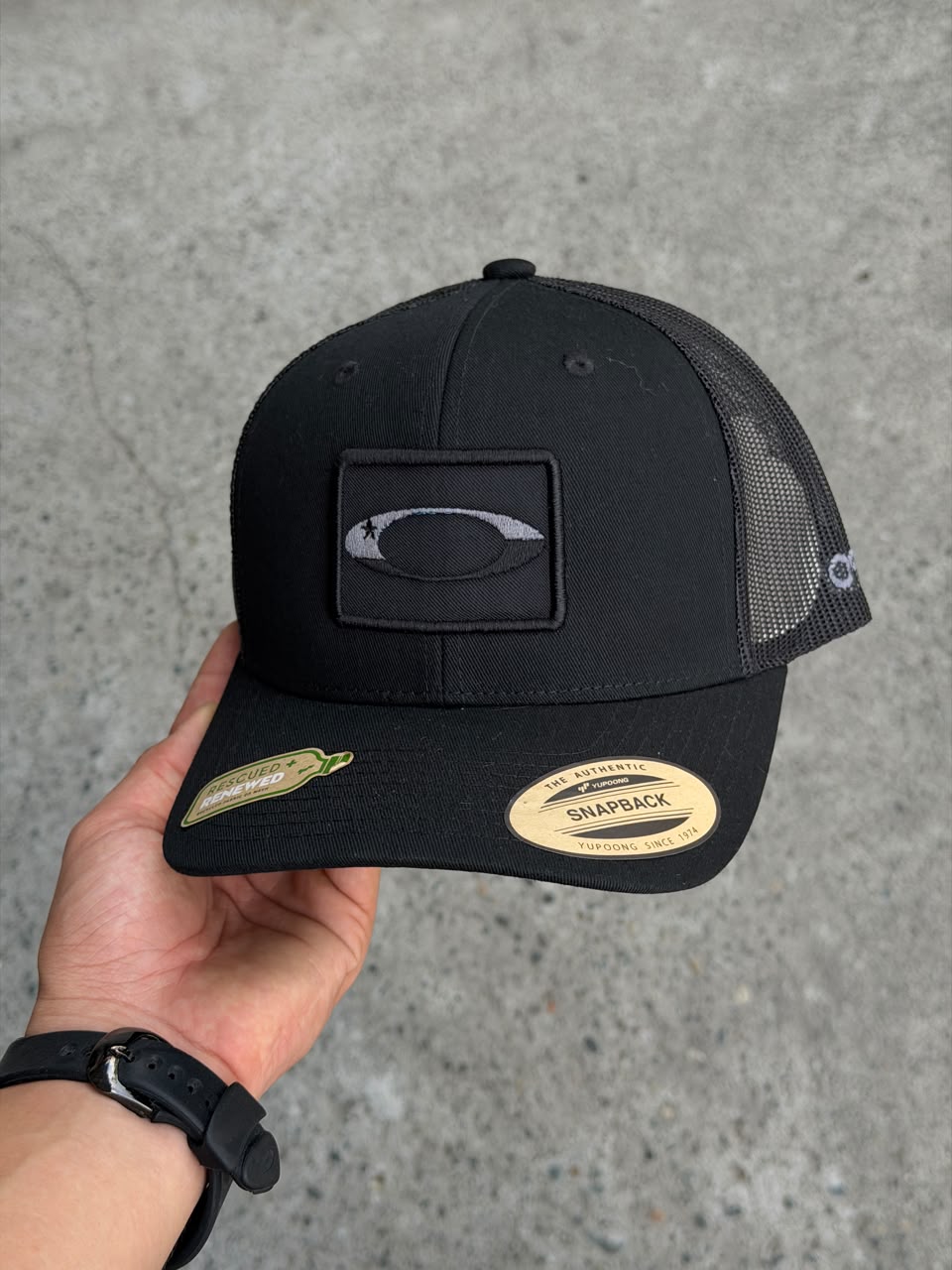 Gorra Oakley — Negro — Parche con malla