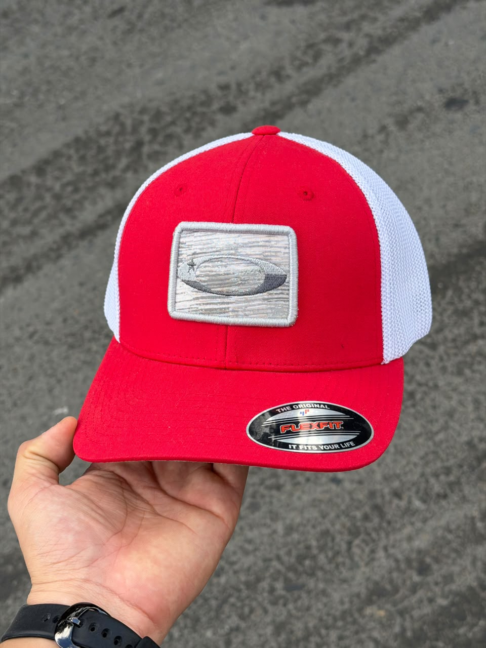 Gorra Oakley — Rojo / Blanco — Parche