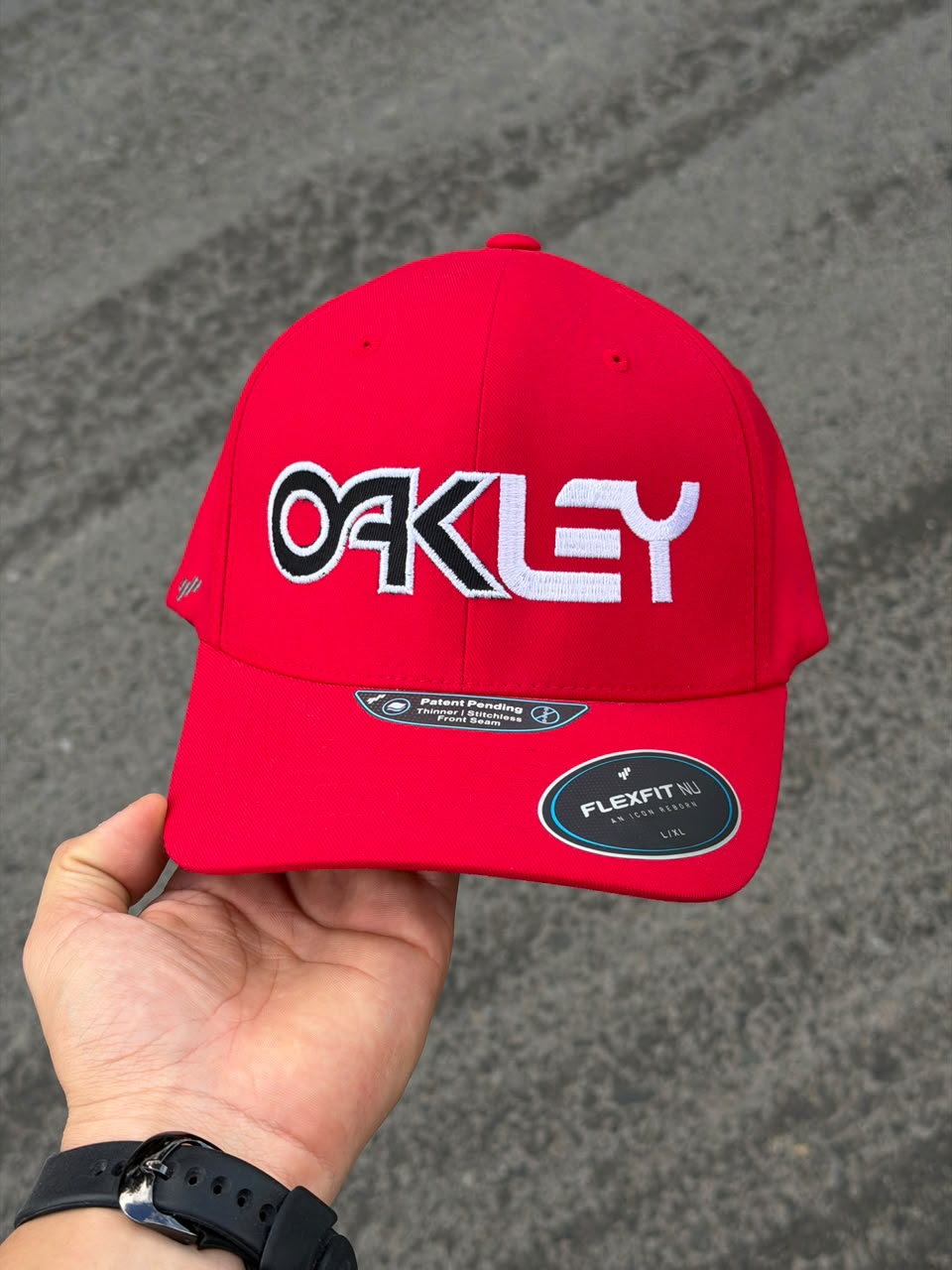 Gorra Oakley — Rojo — Letras grandes