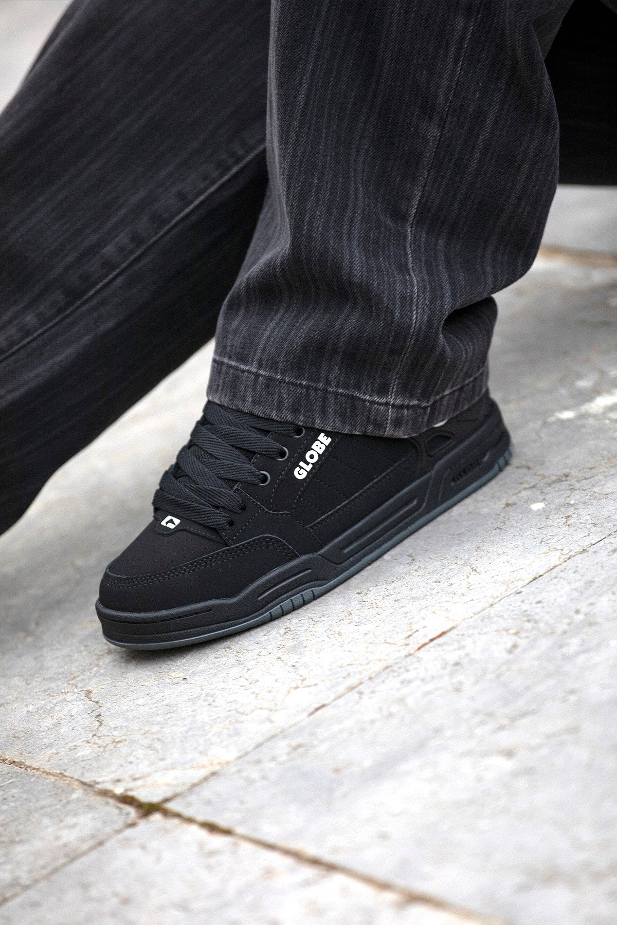GLOBE Tilt - Black/Black TPR — vista 2